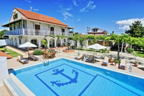 Villa Paradiso: Near beach, superb pool and garden